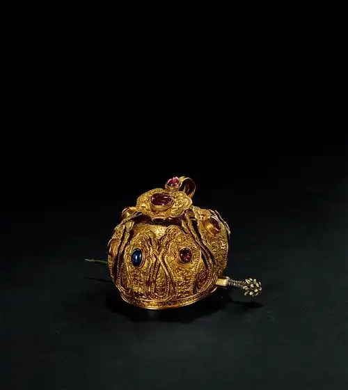 6060明代晚期金质嵌宝石云纹束发金冠