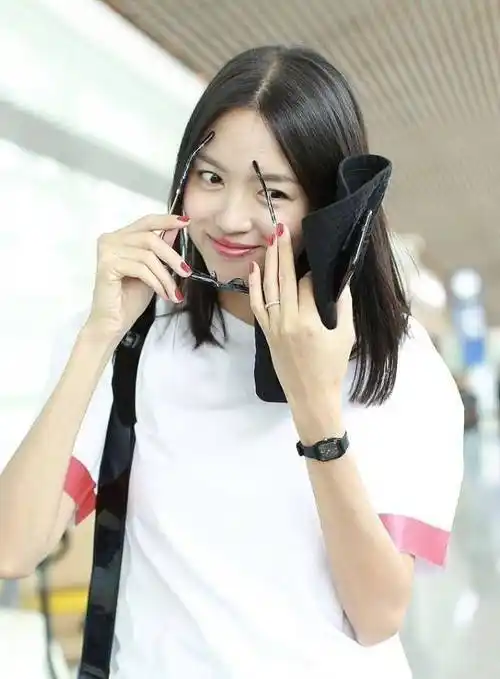 原创原创182的张梓琳腿是有多长机场照双腿戳出屏幕不给别人留活路