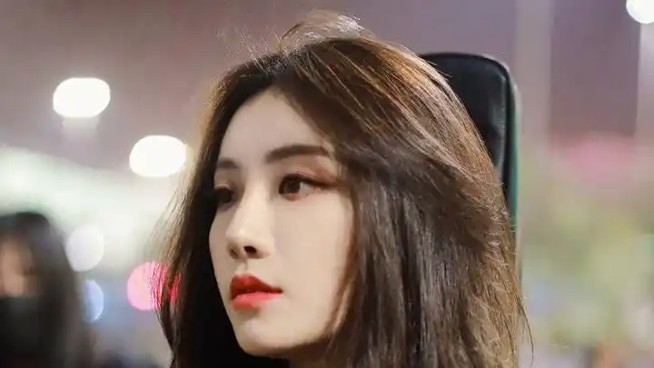 喜欢喻言的梯形笑