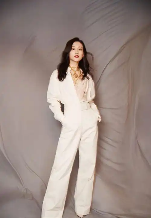 王鸥穿裸色长裙突显肤色38岁没中年老态身材长相状况都在线