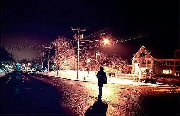 一个人走在城市的夜晚
