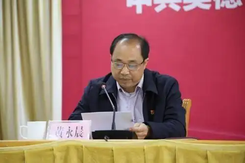 英德市副市长黄永晨介绍碧桂园集团党组织与英德市省定贫困村党组织