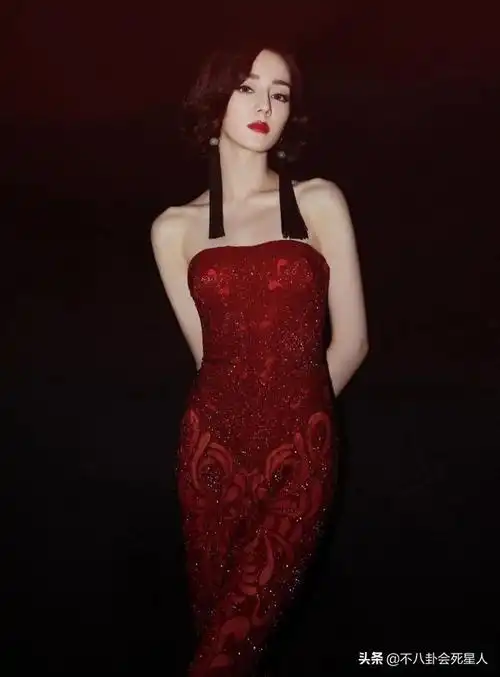 女明星深v抹胸裙走红毯(上下失守深v露背)(13)