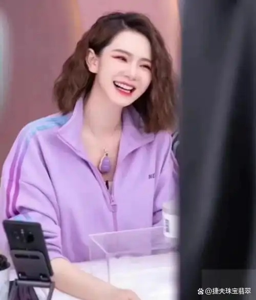 戚薇戴"罕见"冰紫吊坠气质超群,完美诠释什么叫"美人配美玉"