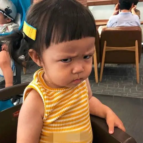 ins上奶凶奶凶4岁小女孩火了,当她皱眉毛时,网友:萌炸了!