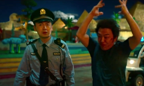 黄渤饰演的角色突然从家中冲出来,拿着手机就开始报警,"警察你先听我