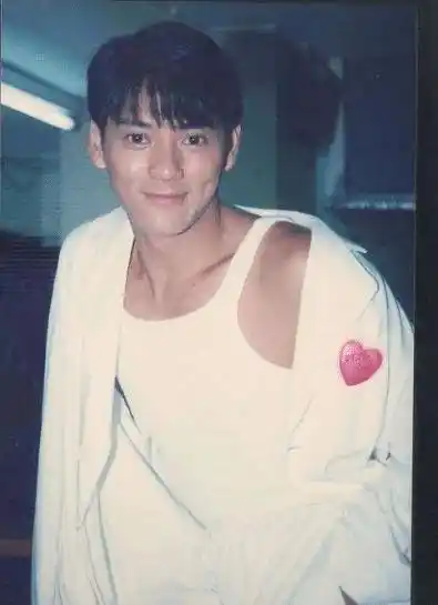 近日,有网友晒出一段莫少聪现身路边商演的照片,画面中他身穿一套黑色