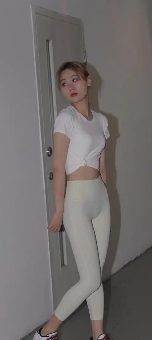 白色t恤搭配鹅黄色瑜伽裤让美丽的你运动起来