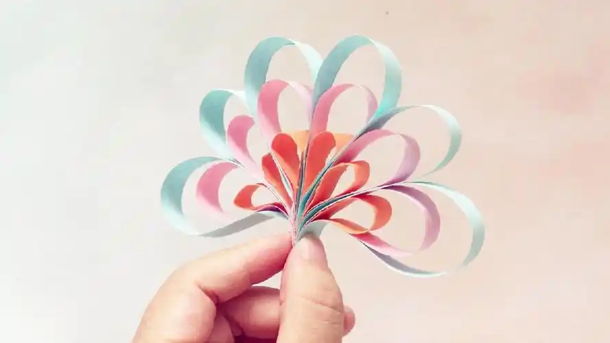 美丽的孔雀尾巴拉花一下就学会,挂起来太漂亮了,手工剪纸折纸