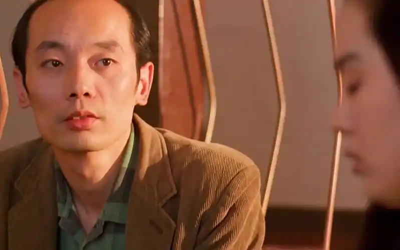 了你 你像玻璃杯里的冰块一样透明 我拼命想看见哪怕一丝的光亮"#葛优