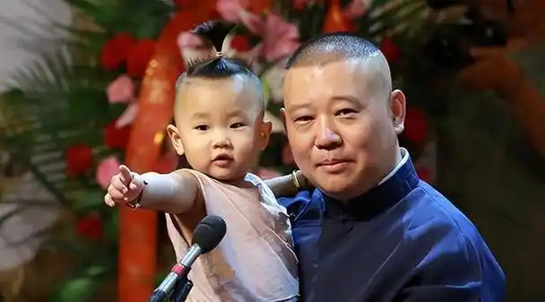 同样是郭德纲的儿子,为何郭麒麟跟郭汾阳的待遇天差地别?