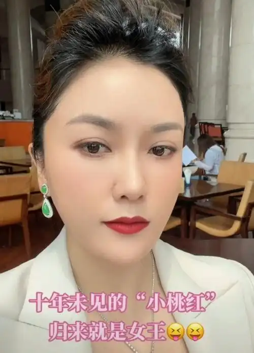 小桃红自曝时隔10年再拍戏,翡翠配饰比手指大,隐退期间热衷带货