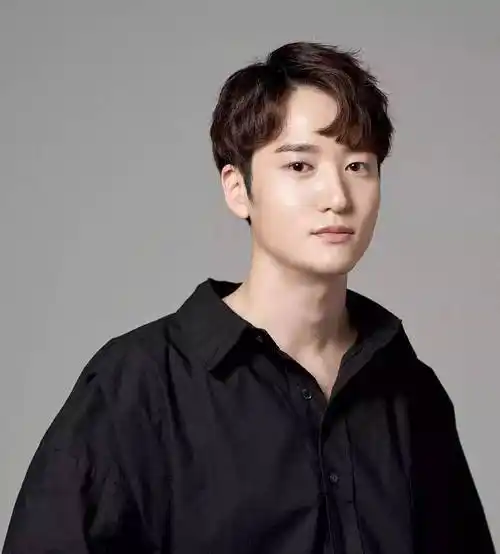 男生三七分烫发发型