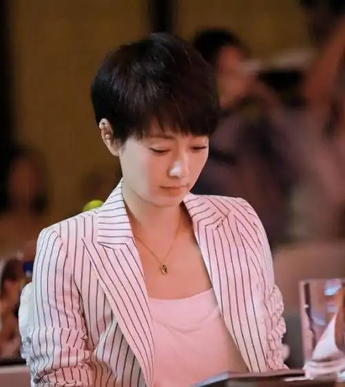 马伊琍终于换回短发长发扎马尾虽减龄可还是短发适合她