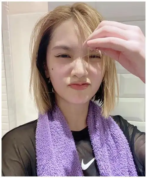 杨丞琳晒运动后自拍皮肤白嫩 嘟嘴卖萌甜笑少女感满满