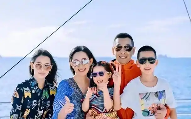 赵文卓一家四口同框!网友惊奇四人同用一张脸,真实经济情况暴露