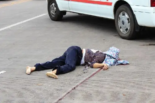 被撞中年妇女当场死亡,地上有明显的血迹