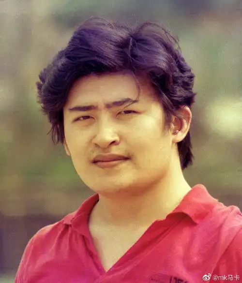 刘欢90年代在汕头北山湾泳场接受广东电视台采访