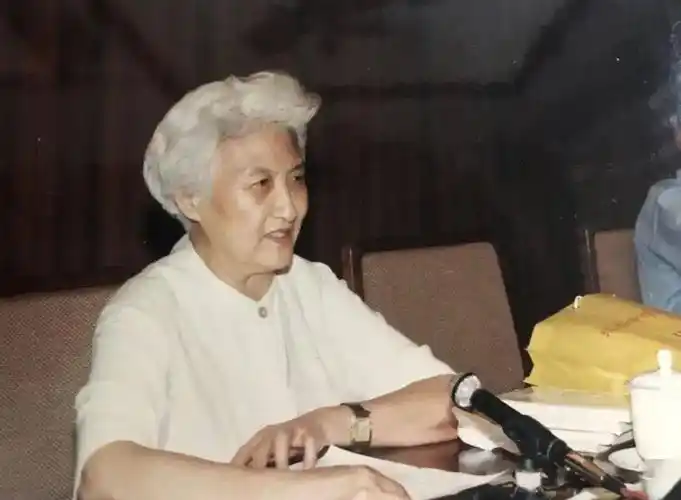 回顾艺术家黄宗英去世一生嫁4夫生养7子晚年仍追寻爱情