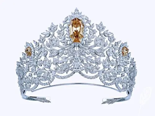 镶嵌一颗水滴形切割棕黄钻,花叶藤蔓图案由超过1770颗钻石镶嵌而成,总