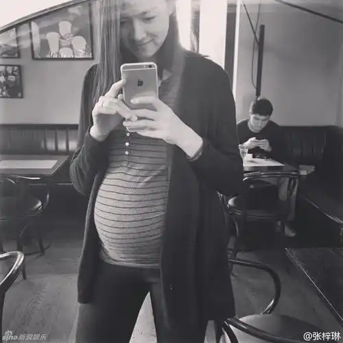 张梓琳孕肚圆滚 老公身后抢镜