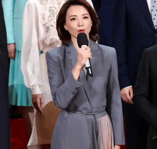 央视主持董卿现身农村,穿短袖素颜出镜难掩疲惫,环抱婴儿超有爱_村民