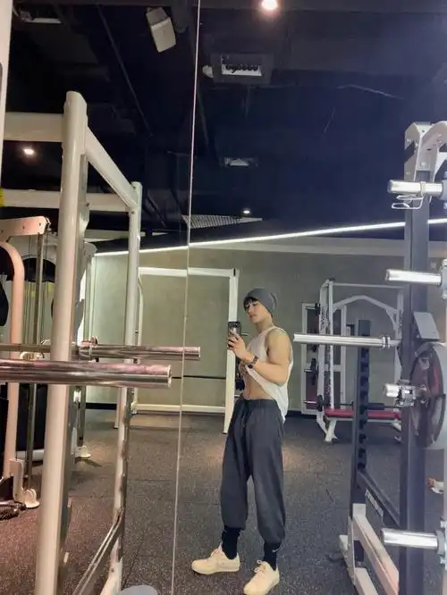 平常比较喜欢练手臂 但是不会练太大 保持线条感 每周会去三次健身房