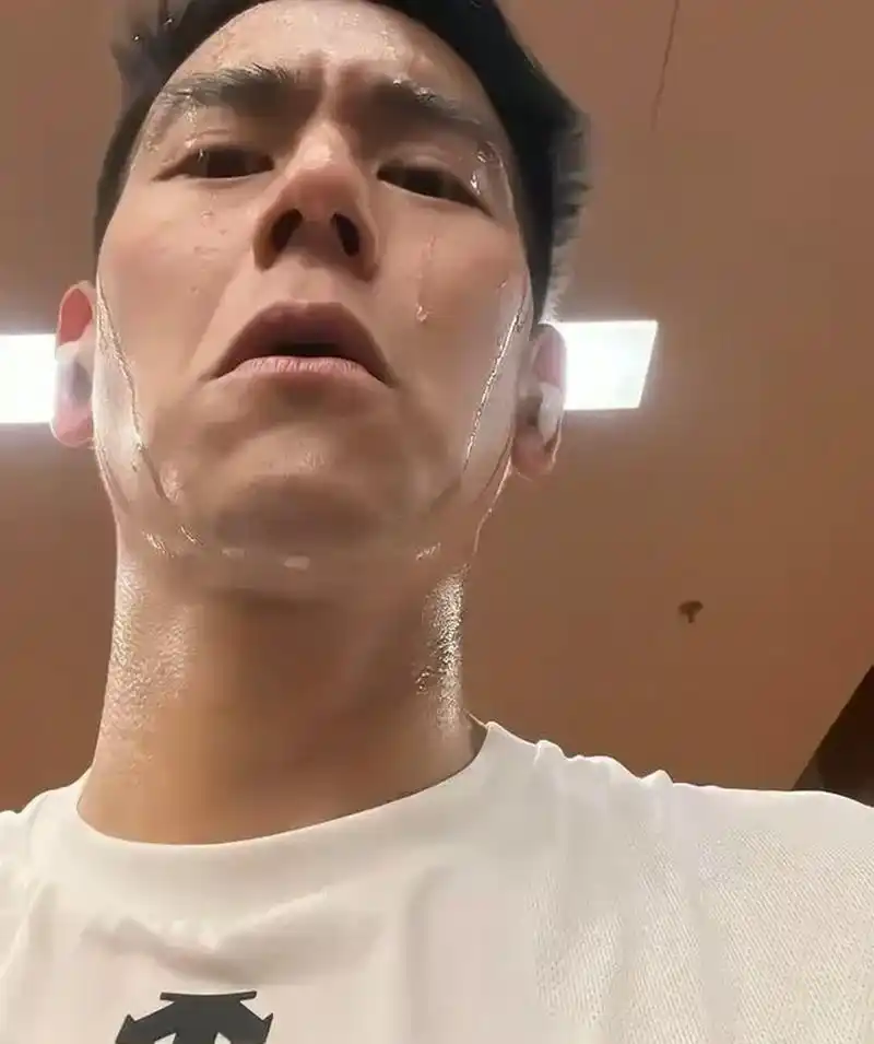 不得不说,感觉男神彭于晏已经老了,皮肤也开始松弛了,以前姜文曾夸奖