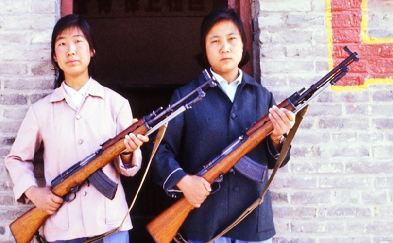 彩色老照片:70年代女民兵,个个眼神有力,战斗力强悍!