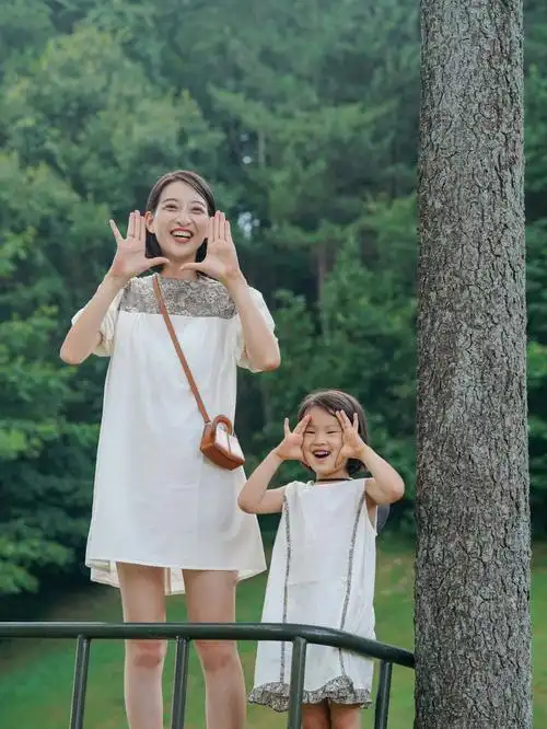 出片了,满屏的绿色在一棵树下,老公给我们拍了一组有爱亲子照拍照姿势