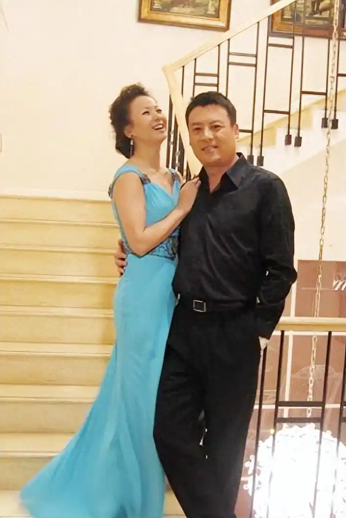 回顾演员赵越嫁二婚佟凡恩爱25年57岁无儿无女亦无悔