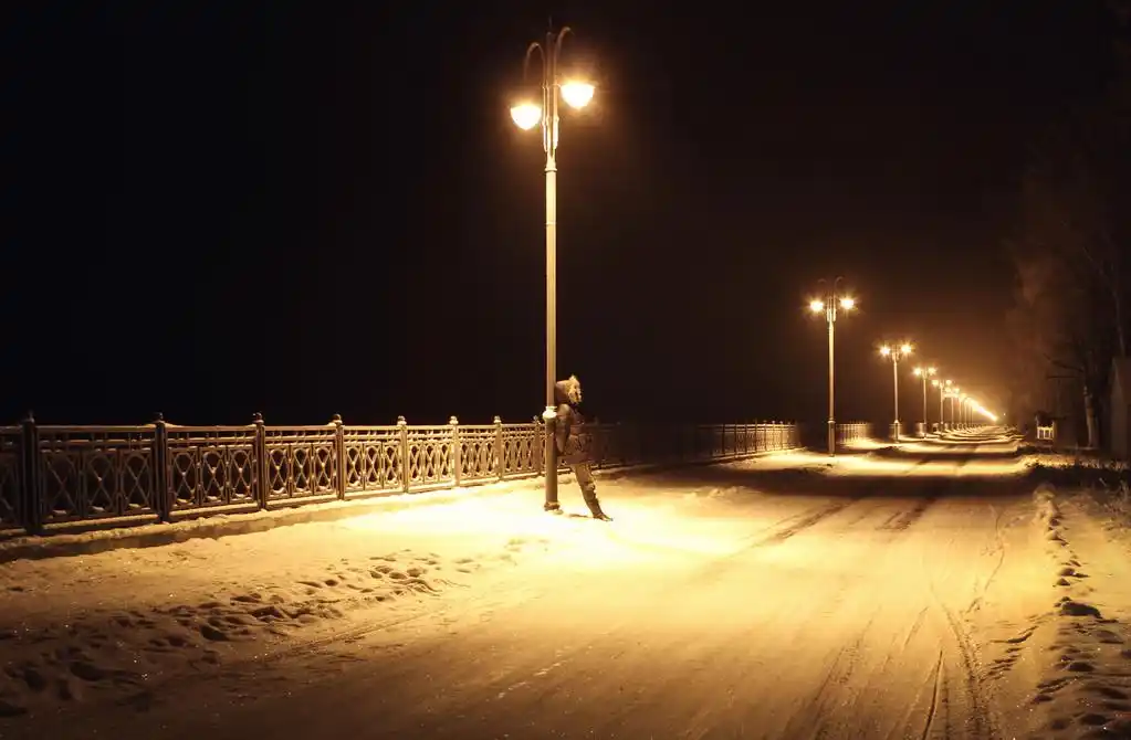 晚上,路灯,孤独的人,等待一盏灯在晚上