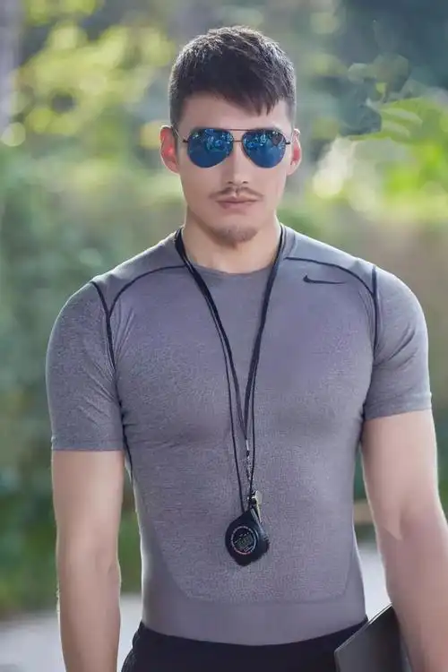 48岁胡兵拥有20岁的身材自律是一个人最好的修行