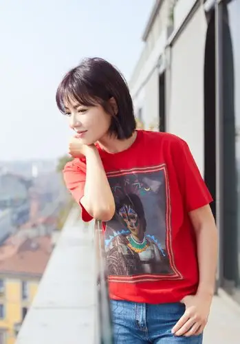 刘涛一款短发搭配一条白色条纹连衣裙,减龄又时尚,美得不像话_发型