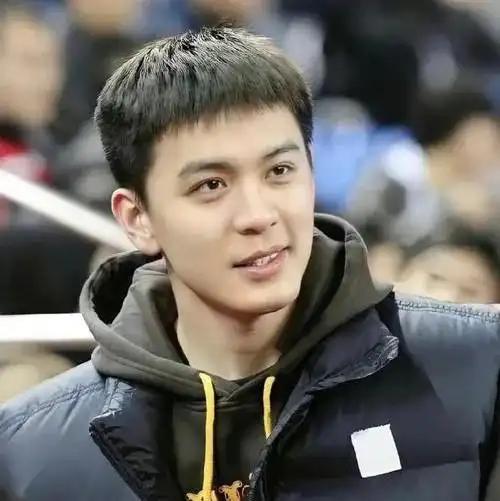 颜值与实力并存同曦男篮漂亮老板娘直播谈杨鸣颜值