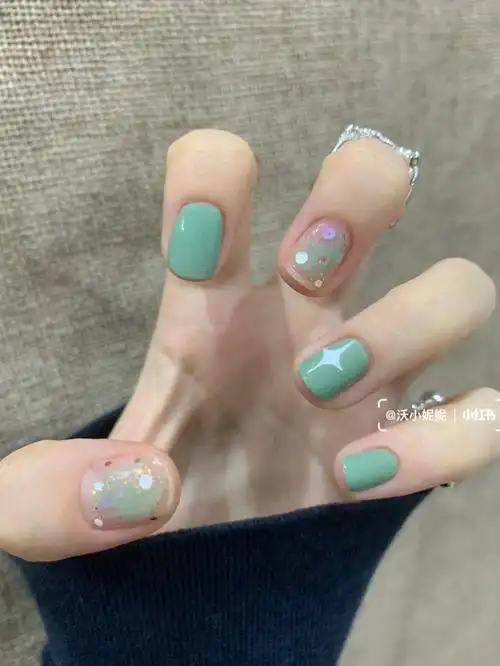 清新薄荷绿随意晕染美甲