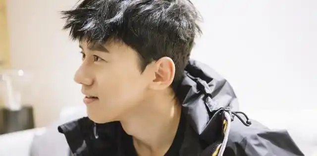 谢娜孕后变贤妻手织围脖为老公张杰庆生