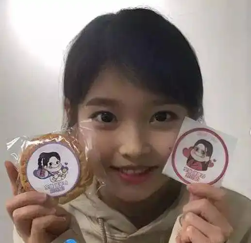 最后是裴秀智,她的长相也是非常讨喜非常舒服,五官不是很惊艳,但看