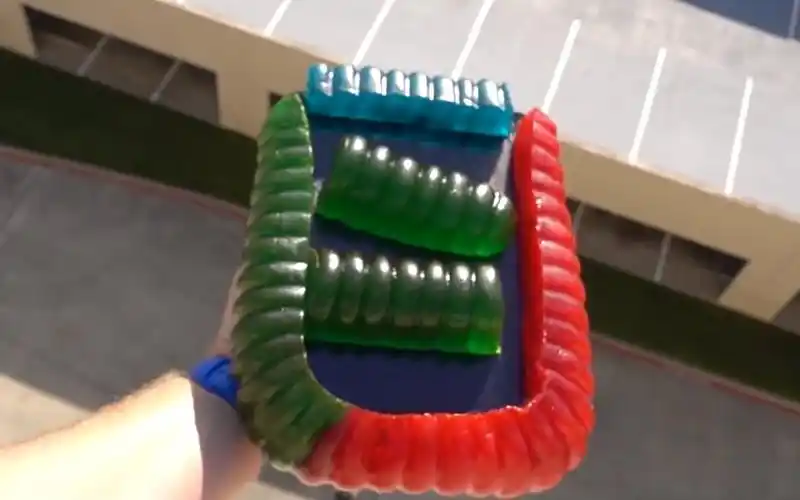 世界上最大的橡胶蛇能保护ipad从100英尺下落吗?