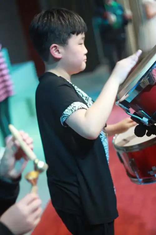 四2班何智林乐器演奏