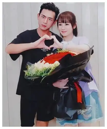 有种合照叫杨紫李现只要站在一起彼此的距离就不超过3cm