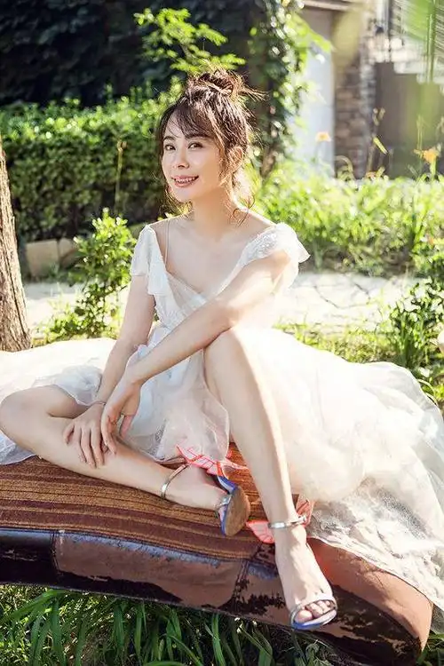 39岁杨若兮走红毯大玩变脸礼服好像伴娘服这还是何仙姑吗