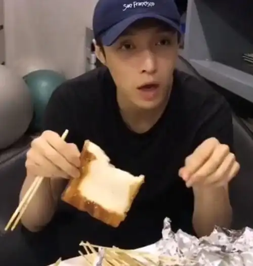 张艺兴夜宵都吃啥不是一般的丰盛网友看完后你咋不胖呢