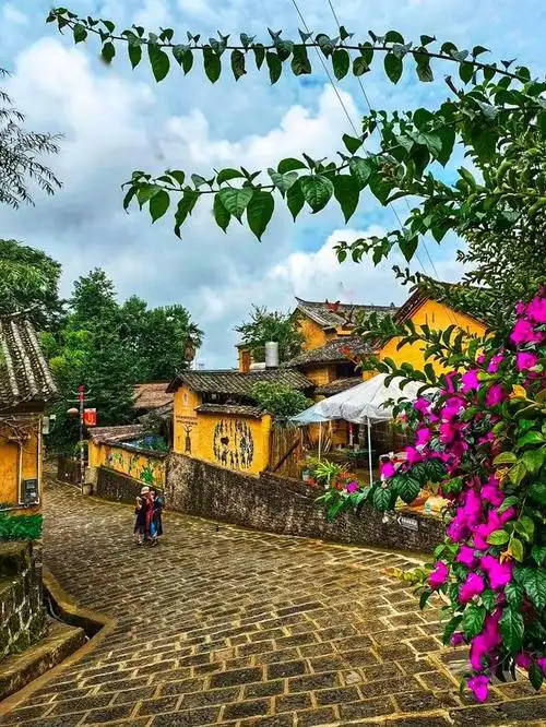 走进佤族清水中寨欣赏特色民俗墙绘