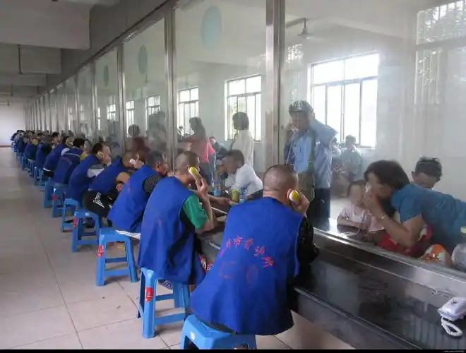 p>看守所(detention house)是指涉嫌刑事犯罪的犯罪嫌疑人,法院暂时