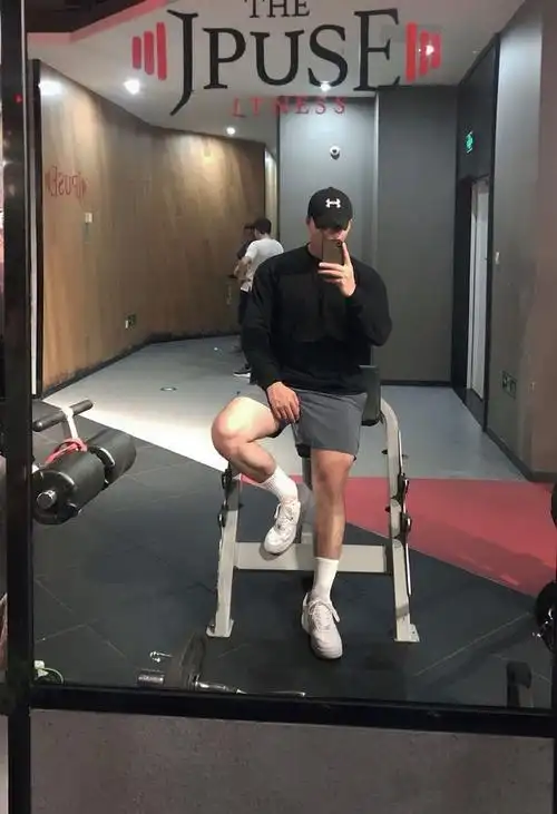 满身肌肉的新疆大男孩,前凸后翘,帅气逼人!|健身_网易订阅