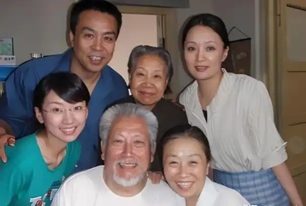 著名演员储智博24岁娶初恋做妻子如今明星女儿让他骄傲让他忧