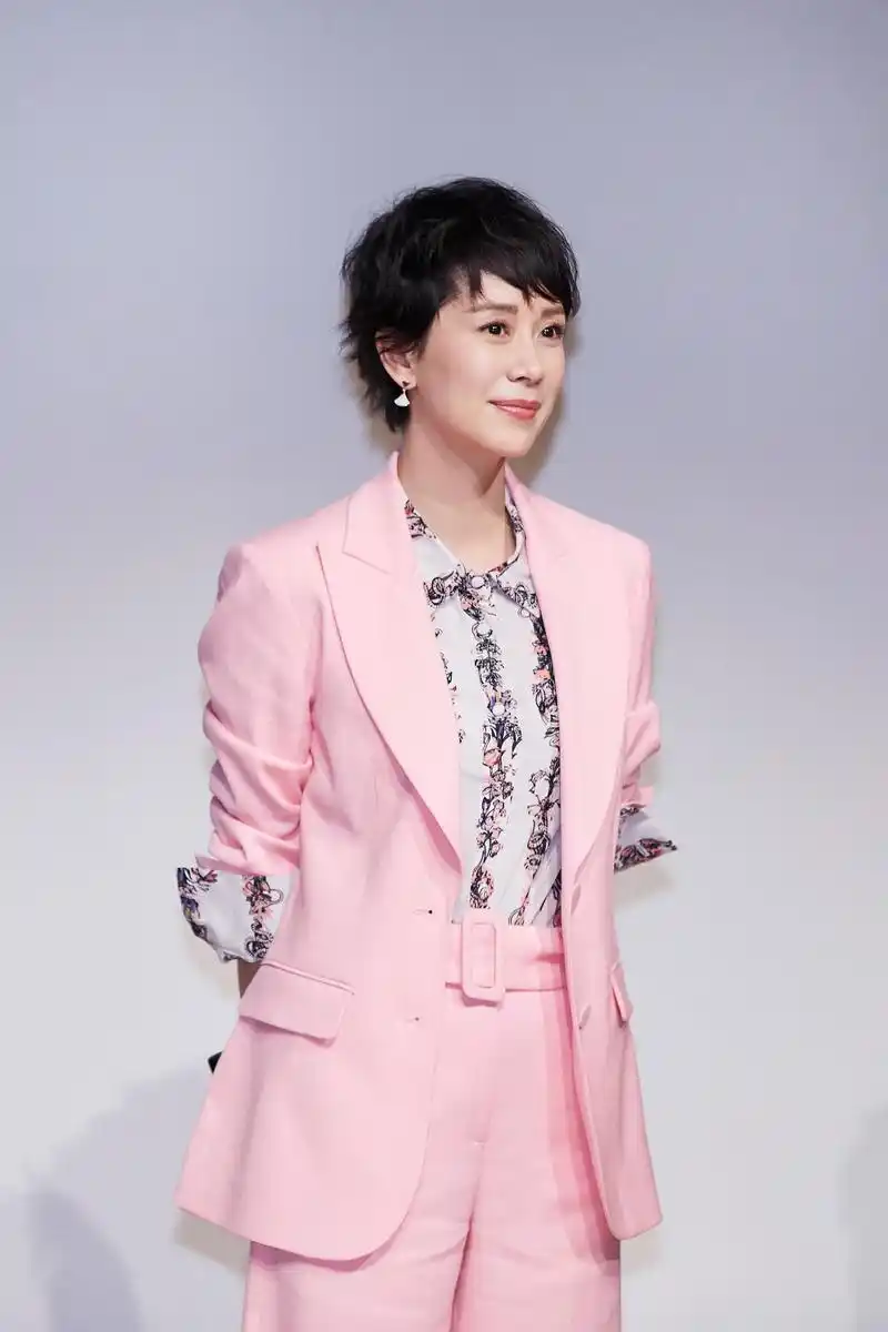 海清这状态70后里罕见穿粉色西服套装减龄又执行清爽温柔