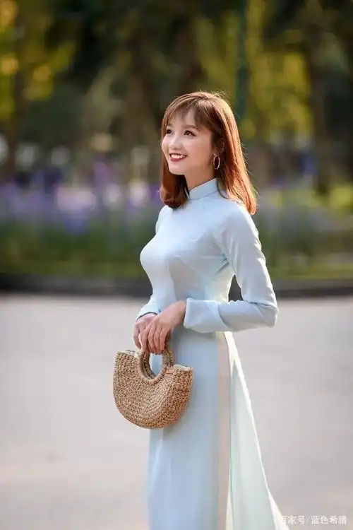 女性朋友拍摄侧身照,参考7个经典拍照姿势,照片漂亮又优雅