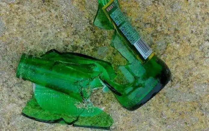 大到外层窗户,钢管,热水器,花盆小到玻璃瓶,砖头,茶壶!